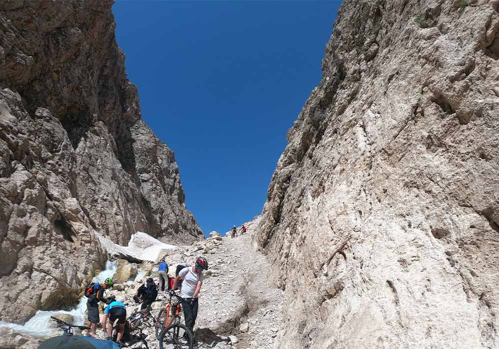 Cycling Lar national park